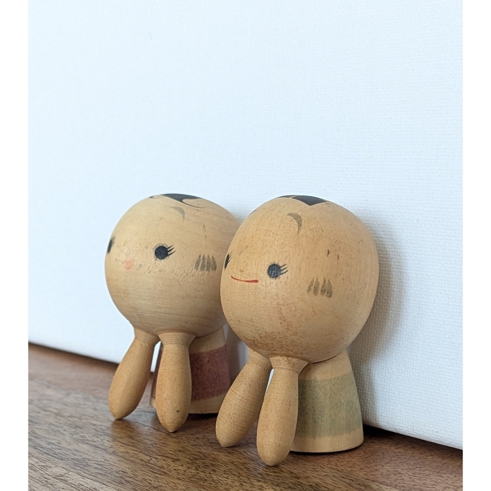 Pair Vintage Japanese Kokeshi Dolls Signed Hand Painted Wood Cute 2.5"Boy Girl - Picture 10 of 13